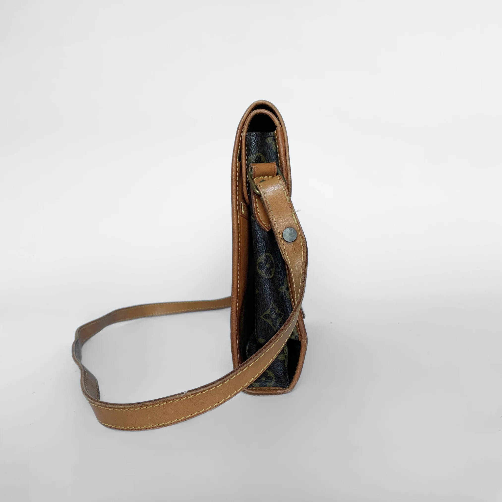 Louis Vuitton Louis Vuitton Vintage Saumur Monogram Canvas - Crossbody bags - Etoile Luxury Vintage