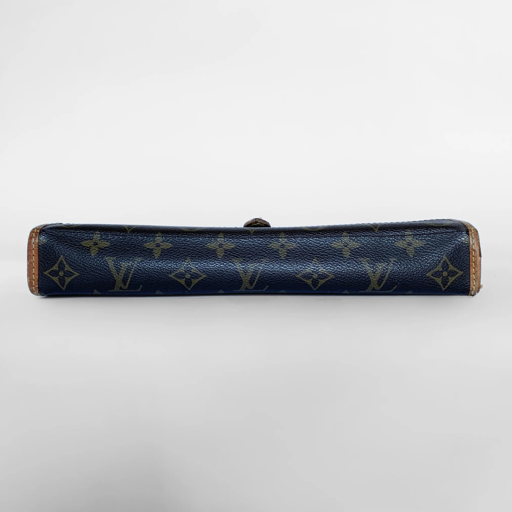 Louis Vuitton Louis Vuitton Vintage Saumur Monogram Canvas - Crossbody bags - Etoile Luxury Vintage
