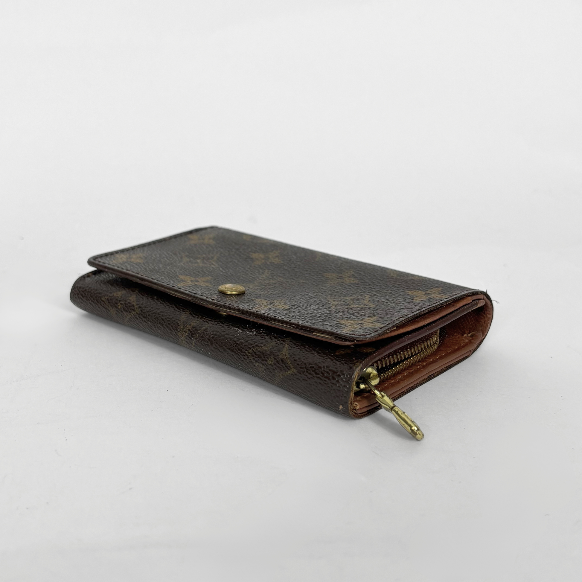 Louis vuitton wallet in brown Damier Ebene checkered canvas with a snap-button closure.