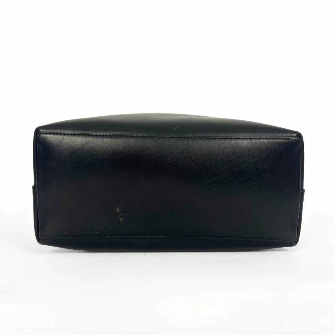 Gucci vintage black leather hobo hag with a dark wood bamboo top handle and gold-tone hardware.