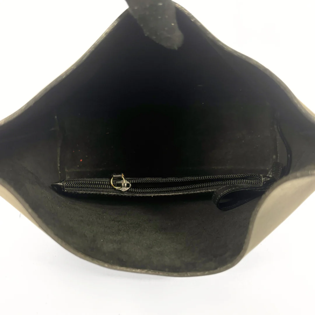 Gucci vintage black leather hobo hag with a dark wood bamboo top handle and gold-tone hardware: INSIDE